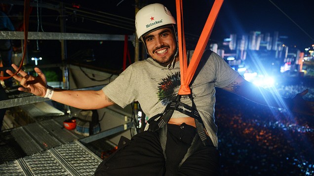Caio Castro salta de tirolesa no Rock in Rio 2013