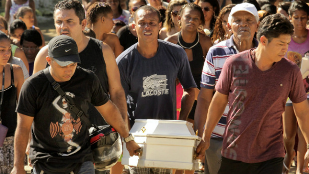 O corpo do menino aio Henrique Santos da Silva foi sepultado nesta sexta-feira, no cemitério da Cacuia, na Ilha do Governador