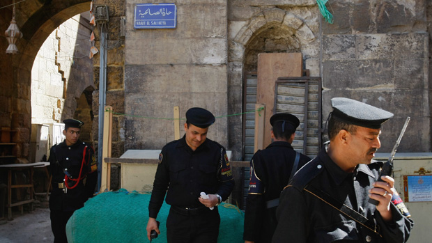Policiais em frente a um ponto turístico no Caior, Egito