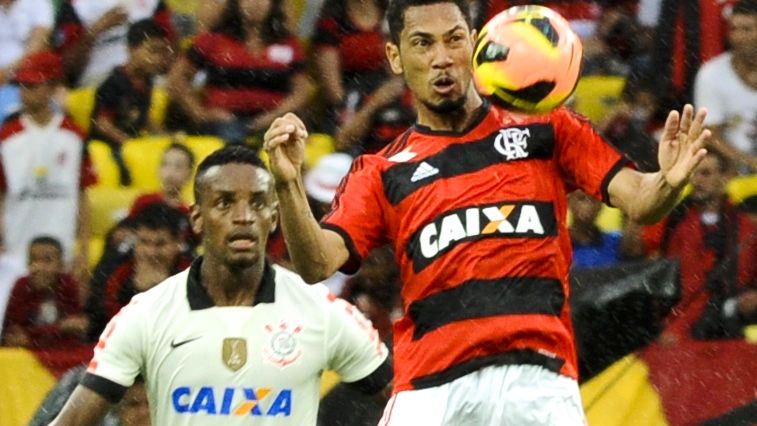 A marca da Caixa nas camisas dos dois clubes com maiot torcida no país, Flamengo e Corinthians