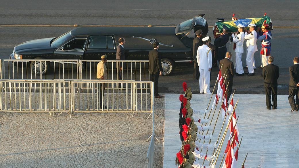 O caixão com o corpo do ex-presidente da República, José Alencar, desce a rampa do Planalto rumo à Base Aérea de Brasília