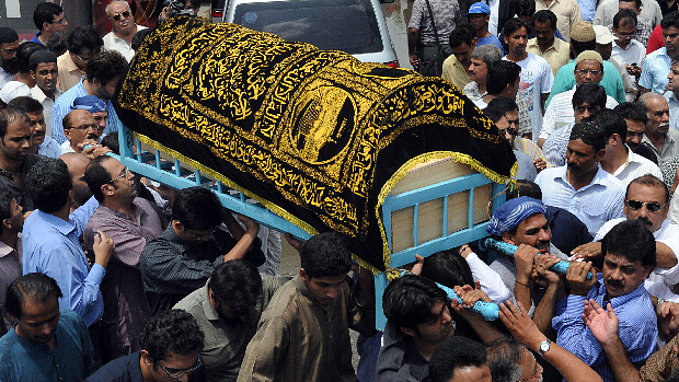 Paquistaneses carregam o caixão de uma das vítimas do pior acidente aéreo do país