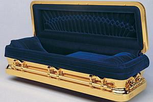 Caixão é coberto com ouro 14 quilates, acabamento espelhado e é forrado com veludo azul