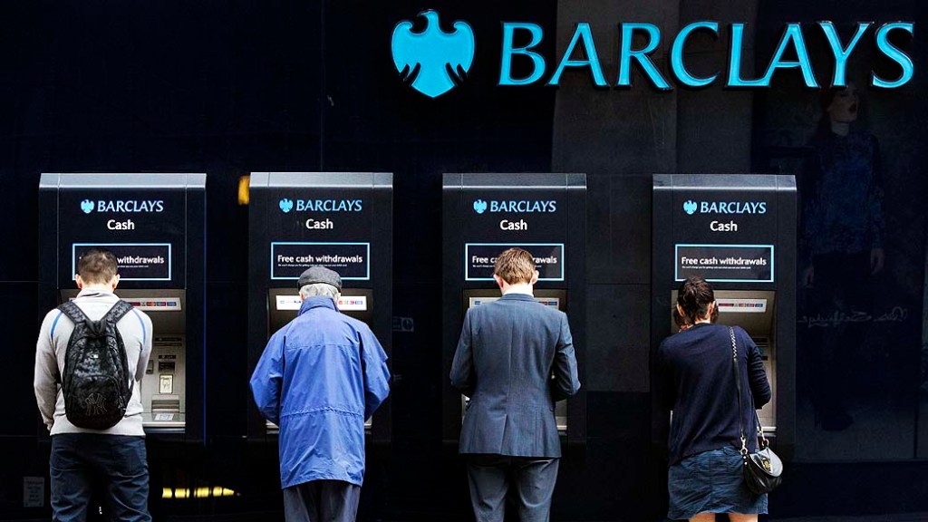Caixas do banco Barclays em Londres