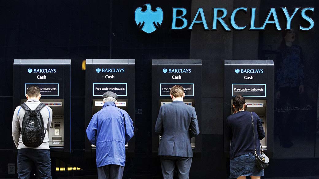 Caixas do banco Barclays em Londres