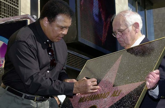 O pugilista Muhammad Ali quebrou a tradição ao ser o primeiro a ter sua estrela retirada do chão e colocada na parede do Kodak Theatre.