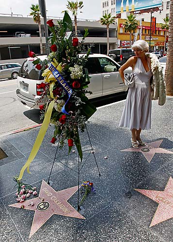 Vestida de Marylin Monroe, fã observa a homenagem a David Carradine, ator morto em 2009.