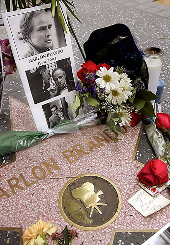 O ator Marlon Brando, morto em 2004, recebe homenagens até hoje.