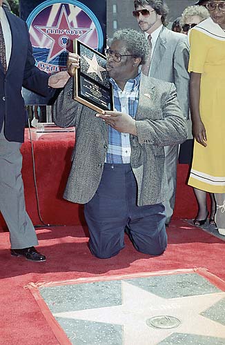 O superstar do blues B.B. King beija sua estrela, em 1990.
