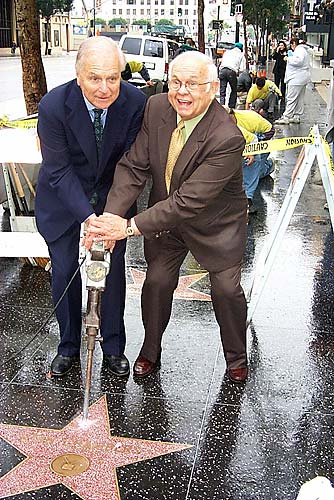 Em 1999, o prefeito de Hollywood Richard Riordan e o prefeito honorário Johnny Grant lançaram campanha de restauração da Calçada da Fama.