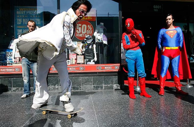 Show na Calçada: atores vestidos de Elvis, Homem Aranha e Super Homem
