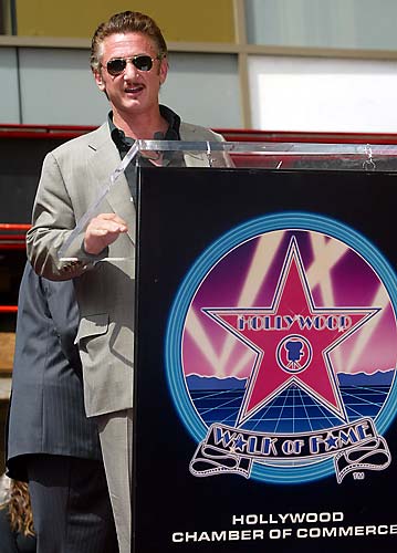 O ator Sean Penn recebeu a sua  em 2005.