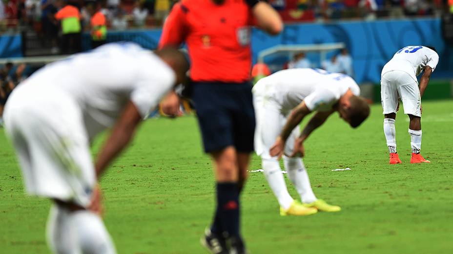 Jogadores sofreram com desidratação e câimbras na partida em que a Itália venceu a Inglaterra por 2 a 1, na noite deste sábado (14), na Arena Amazônia, em Manaus<br><br> 