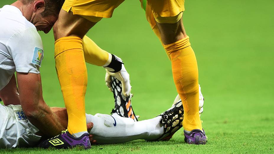 Jogadores sofreram com desidratação e câimbras na partida em que a Itália venceu a Inglaterra por 2 a 1, na noite deste sábado (14), na Arena Amazônia, em Manaus