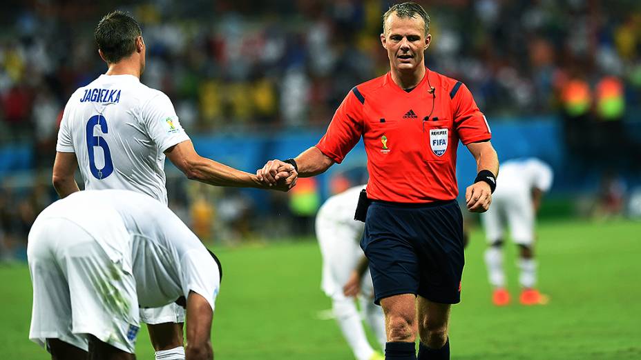 Jogadores sofreram com desidratação e câimbras na partida em que a Itália venceu a Inglaterra por 2 a 1, na noite deste sábado (14), na Arena Amazônia, em Manaus