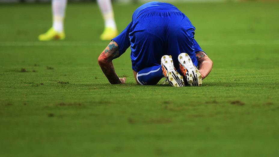 Jogador da Itália cai em campo devido ao forte calor de Manaus, no jogo contra a Inglaterra na Arena Amazônia