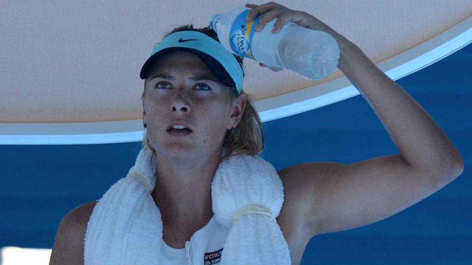 A russa Maria Sharapova sofre com o calor no Aberto da Austrália