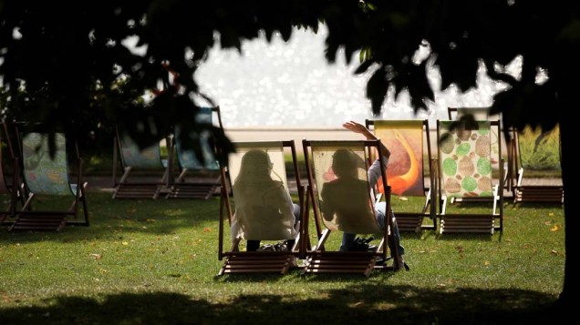 Mulheres aproveitam o calor fora de época no Hyde Park, em Londres, que registrou 25°C no segundo dia de outono no hemisfério norte