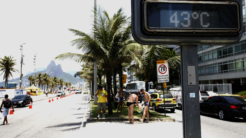 Termômetros registram 43º na praia do Leblon: sensação térmica chegou a 48º nesta terça-feira