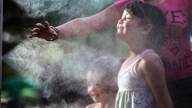 Criança se refresca do calor no Parque Ibirapuera, em São Paulo