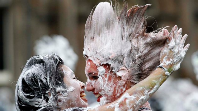 Estudantes da Universidade Saint Andrews participam de tradicional celebração com espuma na Escócia, Grã-Bretanha