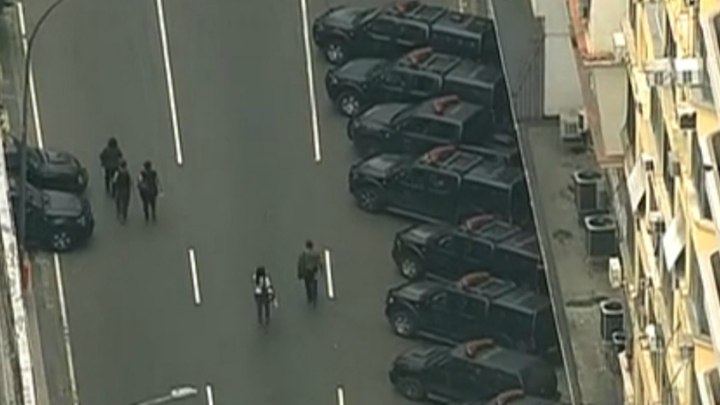 Carros do Batalhão de Choque da Polícia Militar amanheceram ao redor do prédio da Câmara Municipal do Rio, devido ao protesto de professores previsto para esta terça-feira