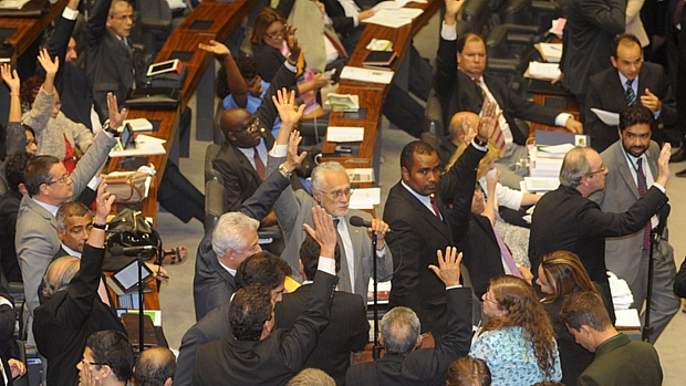 Às 9h43 desta quinta-feira, os deputados aprovaram, em votação simbólica, o texto final da MP