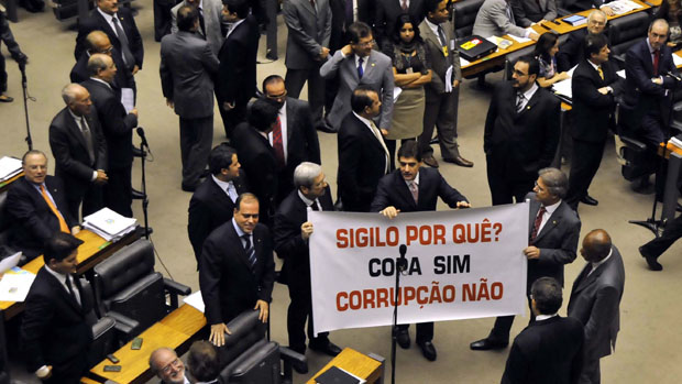Deputados da oposição protestam no plenário da Câmara antes da votação da MP da Copa