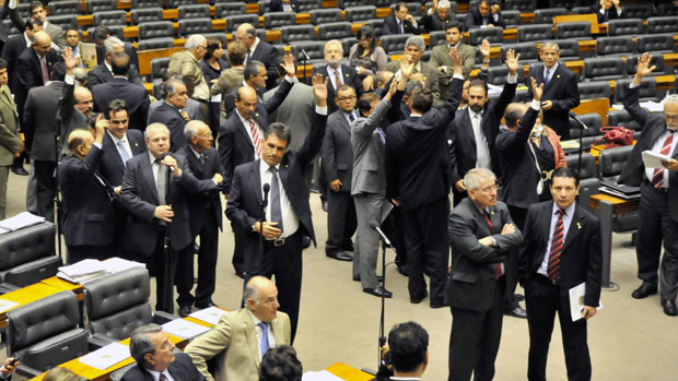 Deputados durante votação no plenário da Câmara