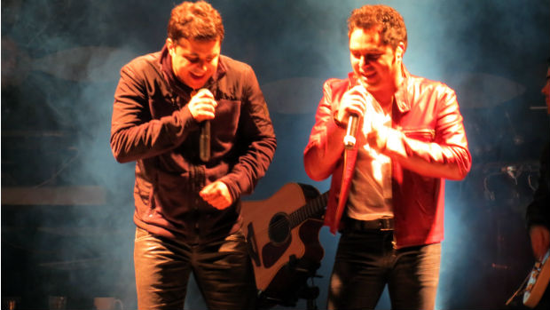 Camargo e Marcelinho de Lima durante show