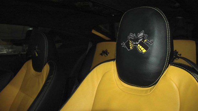 Por dentro, o Camaro do Spider recebeu novos revestimentos de couro, com direito à abelhinhas bordadas nos encostos de cabeça dos bancos dianteiros