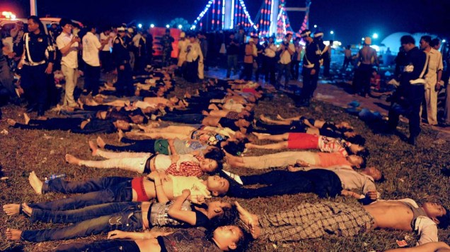 Pelo menos 339 pessoas morreram em um tumulto em uma ponte de Phnom Penh, capital do Camboja, na noite desta segunda-feira, onde milhões de pessoas comemoravam o fim do Festival da Água