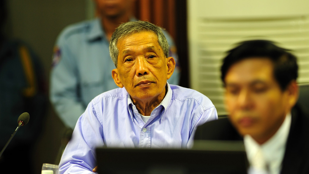 Kaing Guek Eav, mais conhecido como Duch e responsável por um dos centros de detenção e torturas do Camboja, durante seu julgamento em 26 de julho de 2010