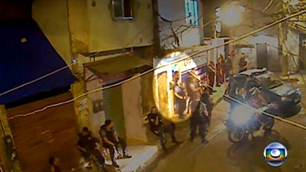 Câmera de vigilância na Rocinha mostra Amarildo (em destaque) sendo levado de casa por policiais da UPP