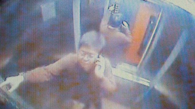 Câmeras de segurança mostra o executivo da Yoki, Marcos Kitano Matsunaga, no elevador do prédio onde morava