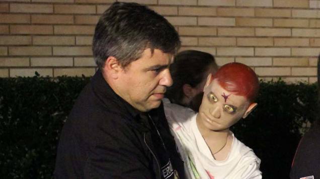 Policial carrega boneco que representou o executivo na reconstituição do crime, em São Paulo Policial carrega boneco que representou o executivo na reconstituição do crime, em São Paulo