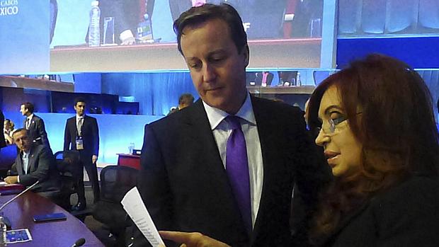 Premiê britânico David Cameron conversou com presidente Cristina Kirchner sobre as Malvinas