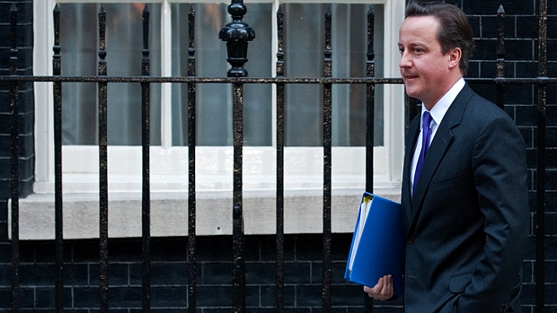 O primeiro-ministro britânico, David Cameron, a caminho do Parlamento, onde falou sobre as medidas anticrise