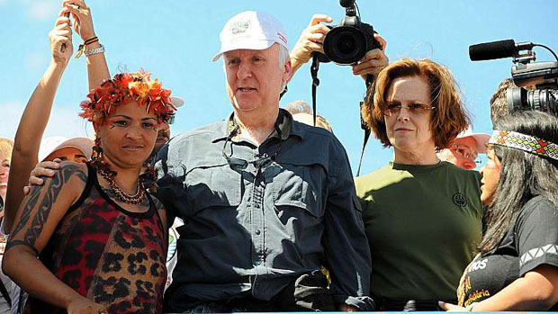 O diretor canadense James Cameron e a atriz Sigourney Weaver, durante visita à Amazônia Brasileira para conhecer o projeto de Belo Monte