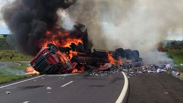Caminhão de bebidas pega fogo e motorista morre carbonizado em Gália (SP)