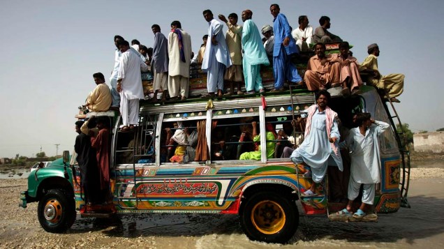 Ônibus transporta vítimas das enchentes no vilarejo alagado de Sultan Kot, no sul do Paquistão. Veja galeria de fotos das enchentes no Paquistão