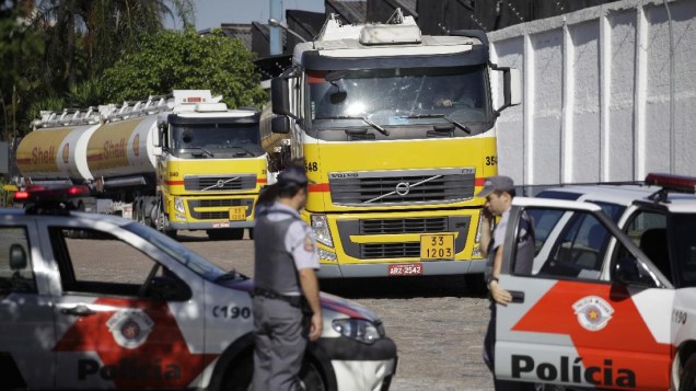 Caminhões deixam distribuidora com escolta da PM na quarta-feira. Serviço foi dispensado nesta quinta Caminhões deixam distribuidora com escolta da PM na quarta-feira. Serviço foi dispensado nesta quinta