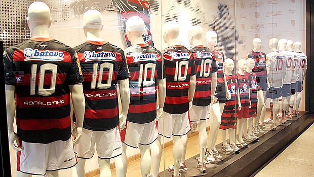 Camisa com nome e número de Ronaldinho Gaúcho é vendidas a 159,59 reais