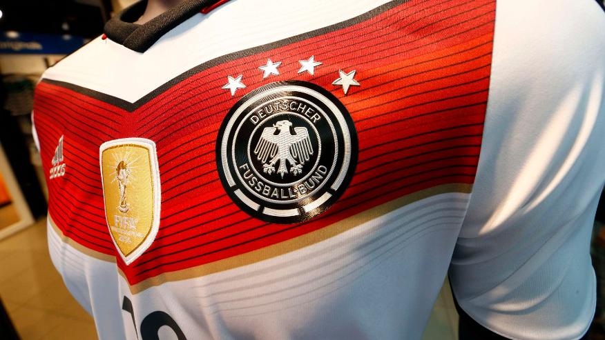 Camisa da Alemanha com as quatro estrelas e o escudo da Fifa é vendida em loja de Frankfurt