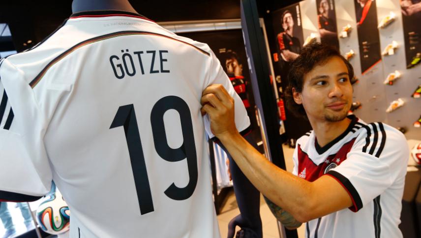 Camisa de Mario Götze, a mais vendida na Alemanha, após o tetracampeonato no Maracanã
