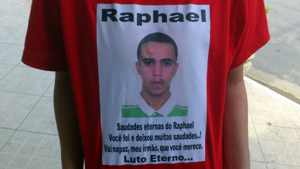Foto de Raphael Rosa Guimarães estampava camisetas de familiares no enterro