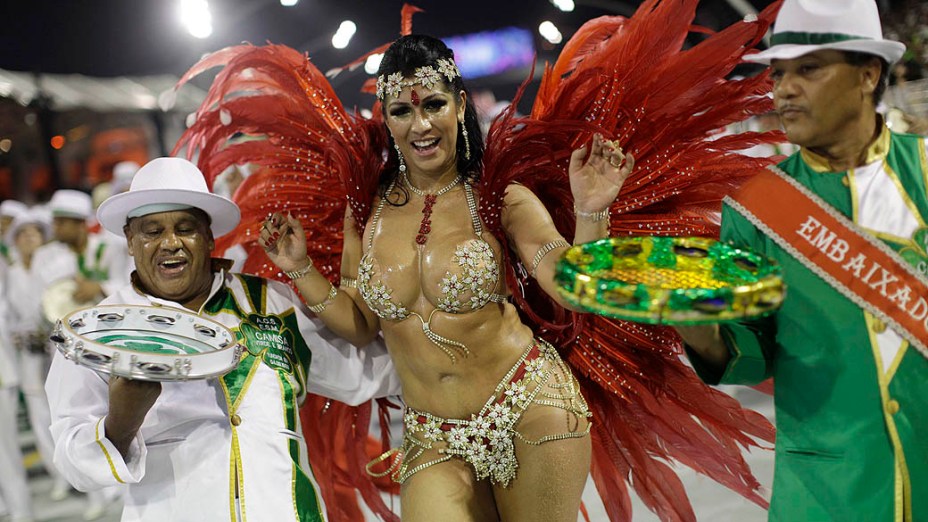 Mulher Moranguinho, rainha de bateria da escola de samba Camisa Verde e Branco, durante desfile das escolas de samba do Carnaval de Sao Paulo