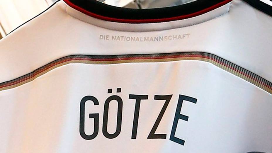 Camiseta comemorativa da seleção alemã de futebol traz detalhe com o nome dos jogadores nas costas
