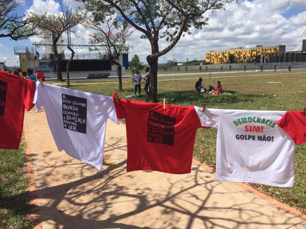 Modelos da camiseta 'contra o golpe' no dia da votação do impeachment