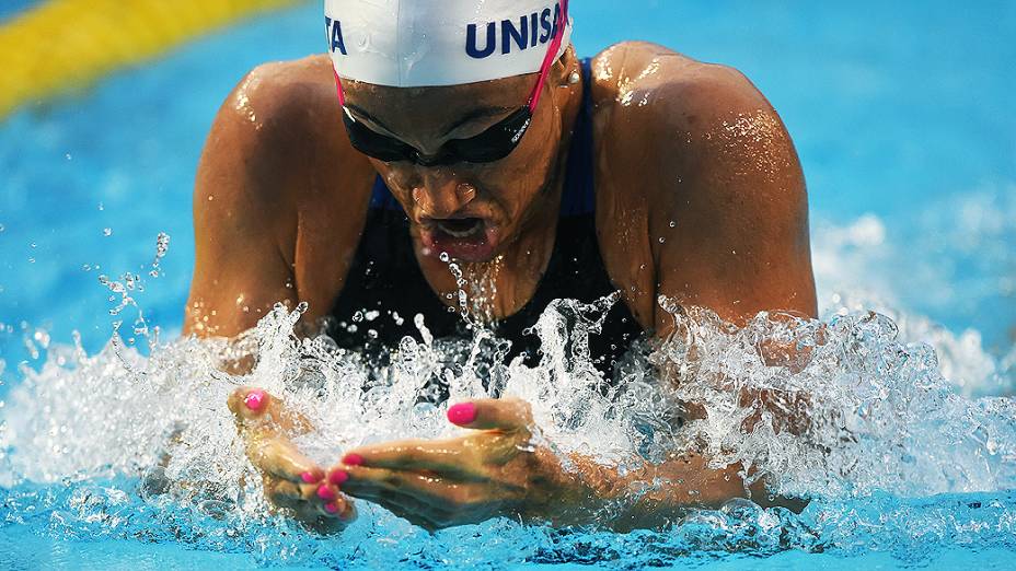 A nadadora Julia Sebastian durante a prova dos 100m peito